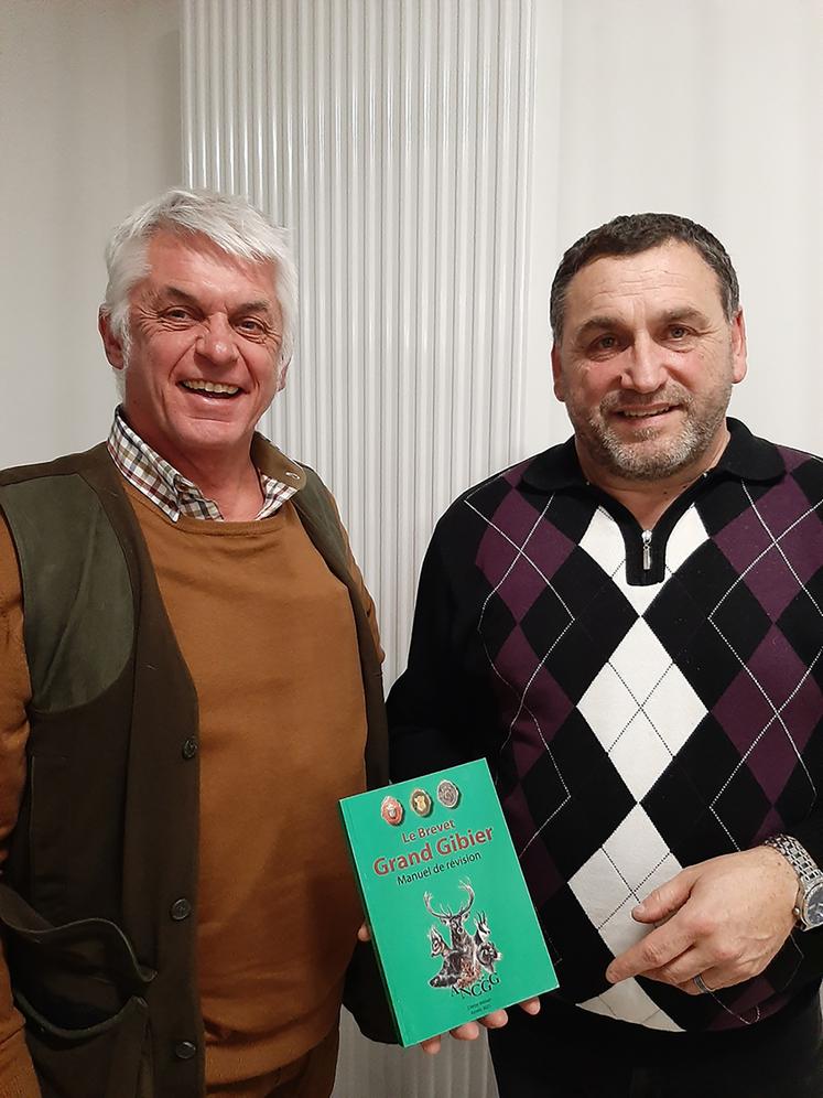 Philippe Harang, président de l’ADCGG 80 et Bruno Legrand, son secrétaire et responsable de l’organisation du Brevet grand gibier. 