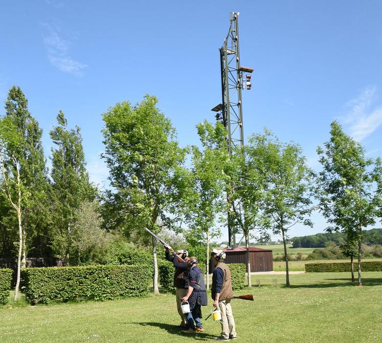 Parmi les particularités du terrain de tir, la tour permettant de s'entraîner  sur des plateaux de haut-vol, jusqu'à 42 mètres de haut.
