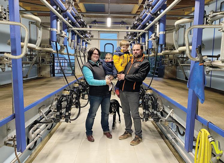 Le 16 novembre, à Fruncé (Eure-et-Loir). Élisabeth et Bastien Huard  et leurs enfants présentent leur exploitation familiale et leur salle de traite, rénovée en 2019. 