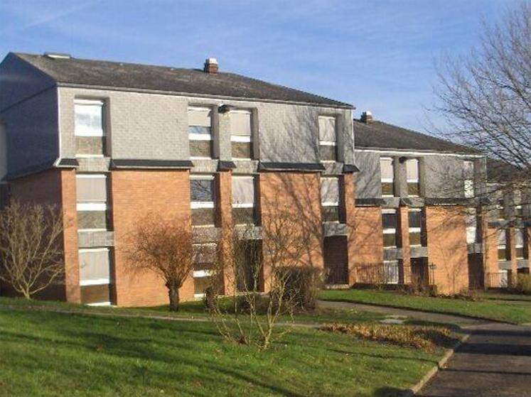 L’établissement dispose de quatre internats ouverts aux filles et aux garçons. Les étudiants peuvent être hébergés  à la résidence étudiante située en centre ville de Vervins. Cette résidence comprend 32 studios individuels meublés  et un parking privatif.