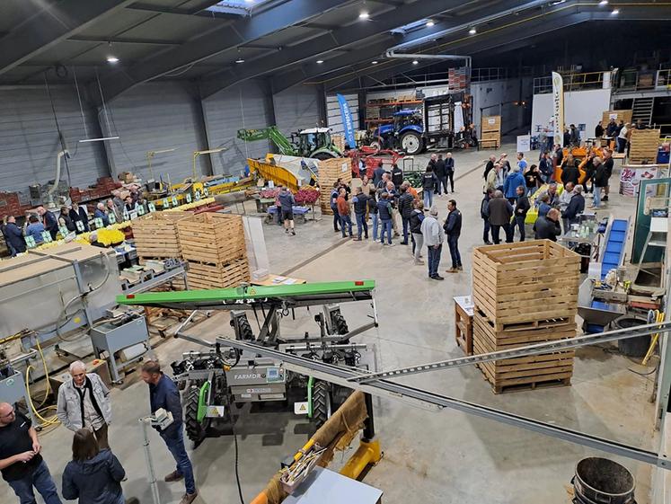 Plusieurs solutions alternatives au «tout chimique» pour le désherbage  des parcelles d’endives restent à l’étude dans les locaux de l’Apef, à Arras. 