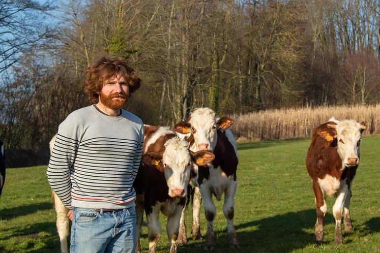 Depuis l’arrivée de Henri en 2018, l’alimentation des veaux a été retravaillée pour obtenir de la croissance avec de l’herbe et sans acheter d’aliments. 
