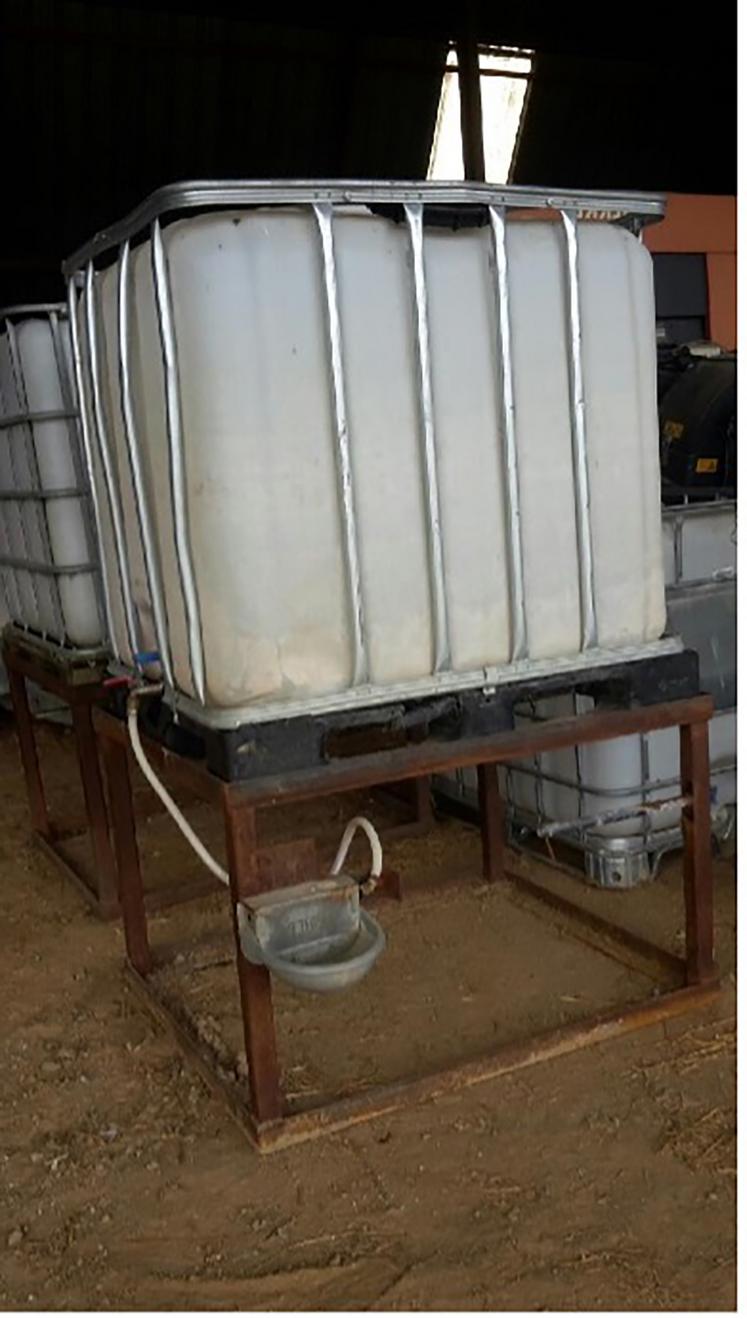 Fixée sur un socle en fer pouvant être manipulé au téléscopique afin d'abreuver  les bêtes en pâture, la réserve alimente un abreuvoir individuel. 