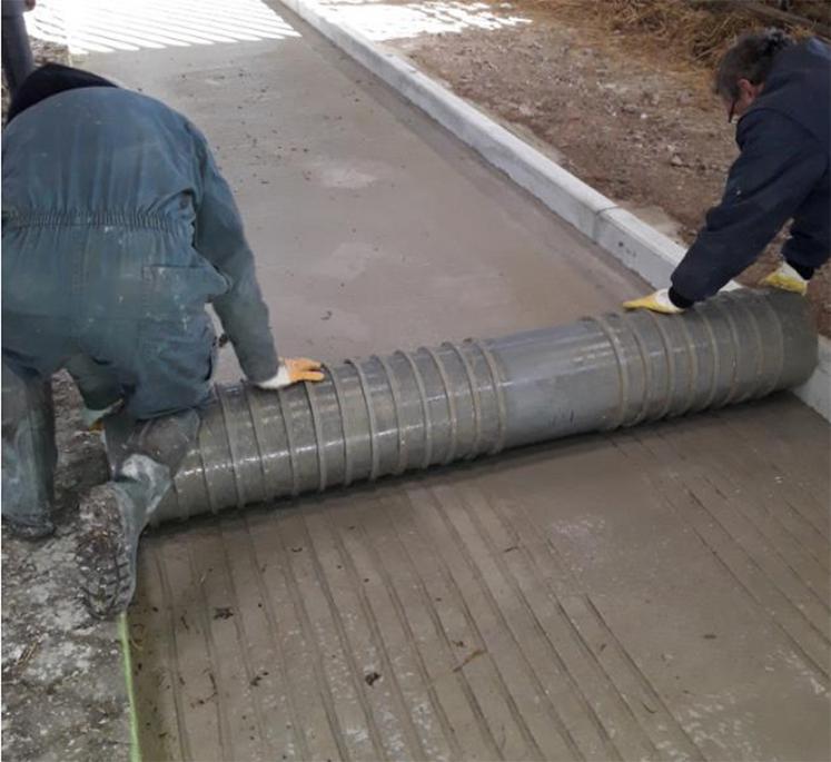 Simple et économique à réaliser comme à utiliser, le rouleau à boucharder  les bétons est réalisé à partir d’un tube en PVC. 