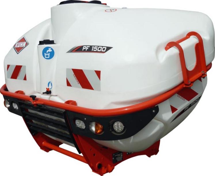 La cuve frontale Kuhn peut être utilisée en complément de la cuve arrière mais aussi fonctionner de manière indépendante avec d’autres outils traînés comme la bineuse, la planteuse ou le semoir monograine.