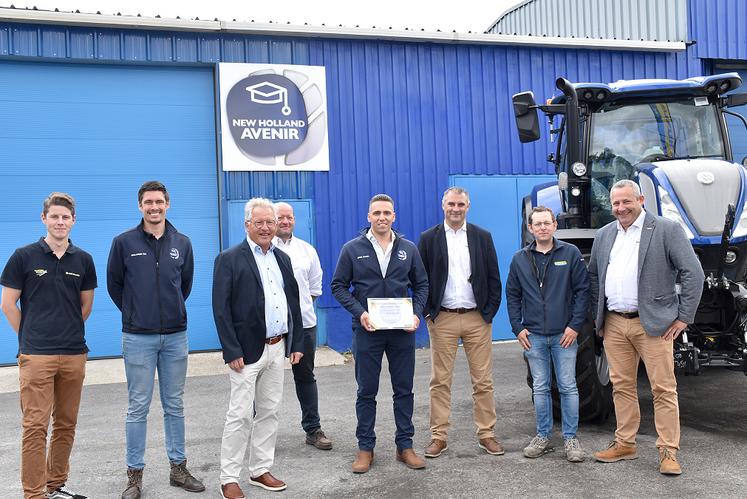 Quentin Joubé, au centre, a reçu son diplôme New Holland Avenir le 5 juillet  par les équipes des concessionnaires et du constructeur New Holland et du lycée Château Potel.