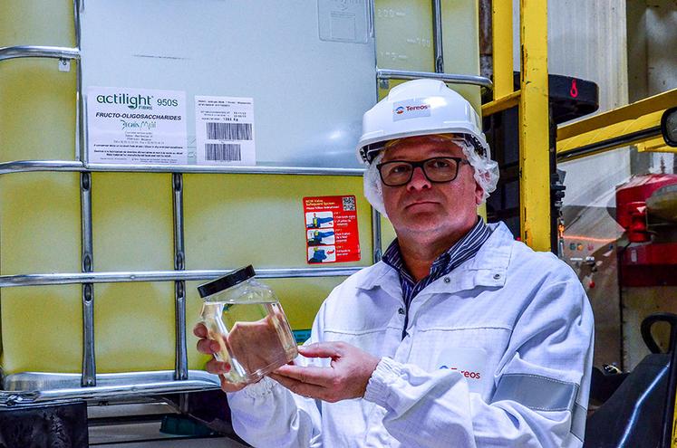 Fabien Legrand, responsable de production, présente Actilight® sous forme de sirop destiné aux industries agroalimentaires.