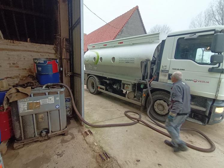 Chez Simon Doligez, 900 l d’huile s’étaient accumulés depuis trois ans. Cette collecte l’a débarrassé d’un poids. 