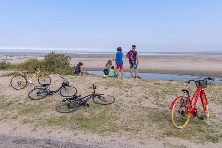 180 000 visiteurs en 2020, 90 000 cyclistes qui ont sillonné les lieux phares en juillet et août 2020, des files d’attente,  des hébergements saturés, une nature dérangée…Telle est la réalité de la très touristique Baie de Somme. 