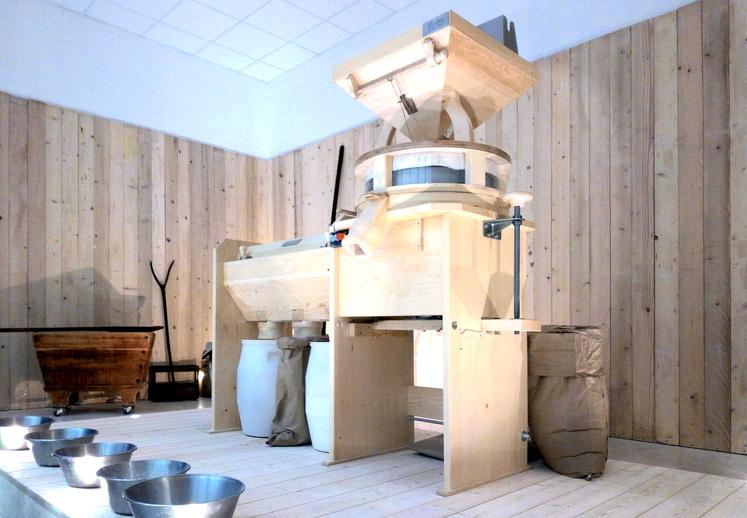 Dans l’espace showroom des Moulins Alma Pro, les clients peuvent venir avec leurs propres productions pour essayer du matériel de démonstration  (moulins à meules de pierre, décortiqueuses, machines à pâtes, ensacheuses…).