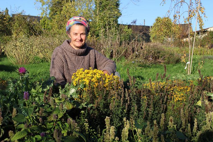 Sylvie Nève cueille et accueille les plantes dans son Jardin d’Even. 