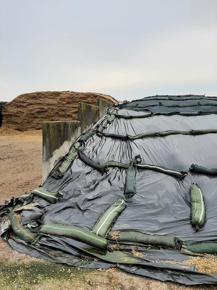 Les pneus qui servaient à la couverture des silos ont été progressivement  remplacés par des solutions alternatives plus durables et plus légères. 