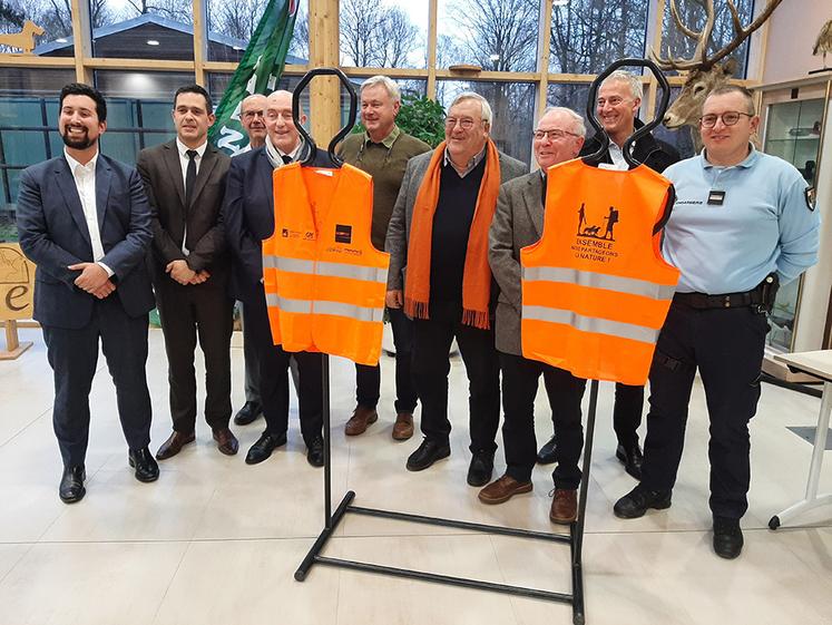 Chevilles ouvrières du partenariat entre randonneurs et chasseurs, mécènes et partenaires ont procédé mardi 5 décembre à la distribution de plusieurs centaines de gilets de couleur orange pour rendre plus visible la pratique de la randonnée, et améliorer la sécurité des pratiquants. 