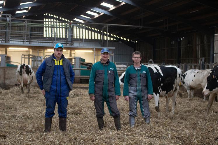 Nicolas et Sébastien Carouge (à droite et au centre) avec Thomas, apprenti au Gaec Lardé Carouge. 