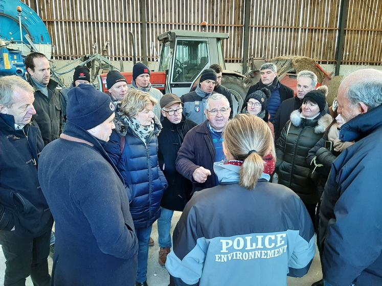 Une réglementation jugée trop rigoureuse et la peur de ne pas être dans les clous empêchent l’entretien des cours d’eau, selon la profession agricole qui regrette aussi  le défaut d’entretien d’ouvrages permettant d’évacuer l’eau. 