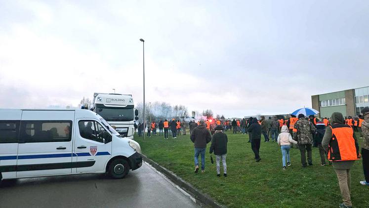 Environ 300 chasseurs se sont mobilisés le samedi 6 janvier devant l’entreprise Flandr’œufs pour protester contre l’interdiction de la chasse aux migrateurs dans une zone particulièrement réputée suite à la découverte d’un foyer d’influenza aviaire. 