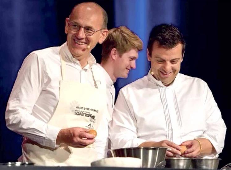 Un conservatoire national des recettes populaires fait partie des projets 2024.  Il serait porté par le chef Alexandre Gauthier (à dr.), ici en compagnie  de Daniel Fasquelle lors de l'événement Omnivore Nord en juin 2023. 