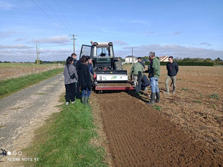 Les bords de champs et les cultures voisines sont «connectés» affirment les techniciens en la matière. La conservation des lisières est un atout en termes de biodiversité. 