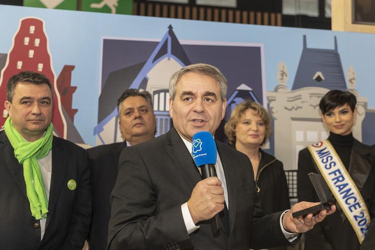 Le président des Hauts-de-France entouré de sa vice-présidente chargée de l’Agriculture et des représentants des filières agricole et pêche… sans oublier Eve Gilles, Miss France 2024.