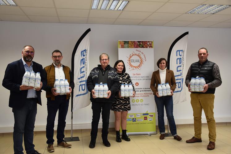 De gauche à droite : Olivier Cambraye, Jean-Christophe Rufin, Daniel Séverin, Amélie Wibart, Marie Brard, vice-présidente  de Laitnaa, Régis Tricoteaux. 