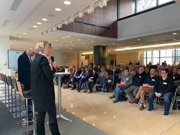 Plus de 300 personnes ont manifesté leur soutien aux filières endives et chicorées à Lille, en ce début de semaine. 