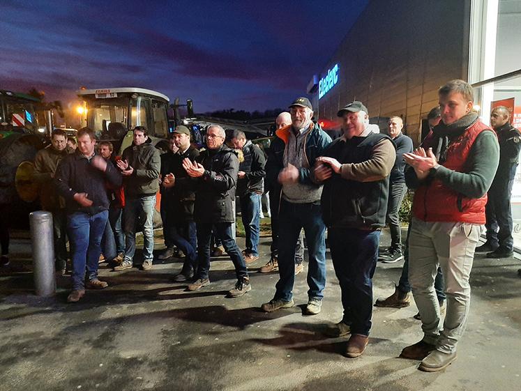 À Péronne, le 1er février, sur le parking de l’hypermarché Leclerc pour l’annonce officielle de la fin des manifestations après un échange avec les responsables  de l’enseigne sur l’application des lois Egalim. 