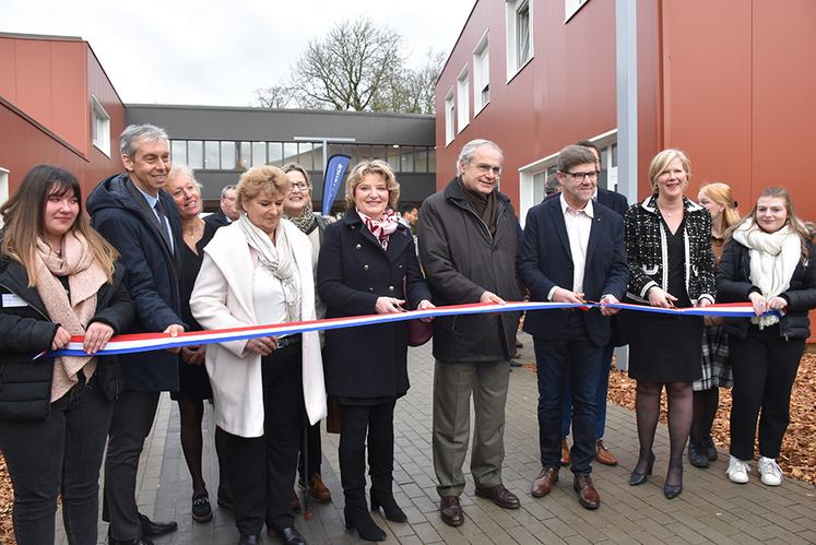 Xavier Bertrand, président de la Région Hauts-de-France, entouré par Laurent Rigaud, vice-président du Conseil régional en charge de l’Éducation et des Lycées, Marie-Sophie Lesne, vice-présidente en charge de l’agriculture, de l’agroalimentaire, de l’enseignement agricole et de la pêche et Maryse Fagot, deuxième vice-présidente du Conseil régional en charge de la commission aménagement  du territoire et transition énergétique au Conseil, a rappelé l’importance qu’il porte à l’enseignement agricole. 