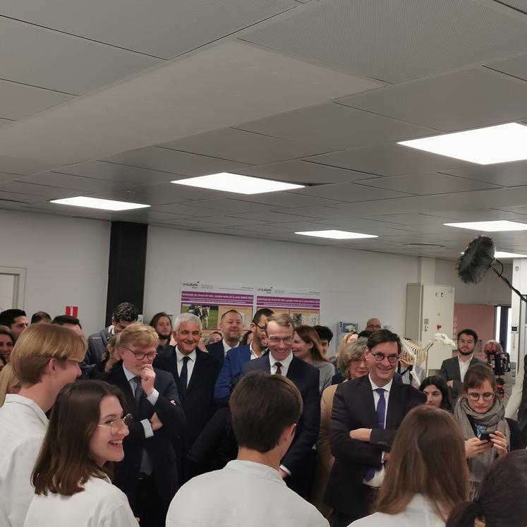 Le ministre Marc Fesneau, accompagné notamment de Sébastien Windsor et d'Hervé Morin, a visité la nouvelle école qui accueillera un centre hospitalier vétérinaire en 2028. 