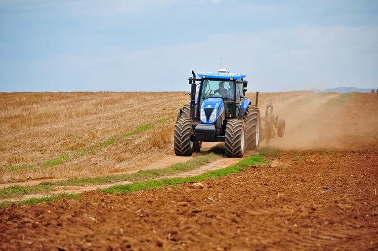 Pour le gouvernement, le PLOA répond à la nécessité de préserver la souveraineté alimentaire du pays, en donnant à notre agriculture les moyens de relever les défis du renouvellement des générations en agriculture et des transitions imposées notamment par le changement climatique. 