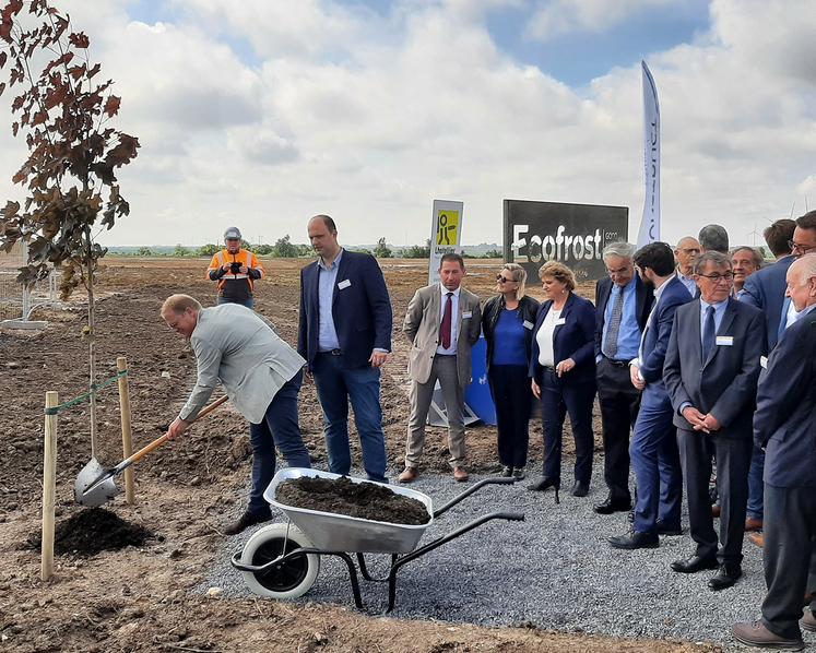 Un arbre plutôt qu’un muret de parpaings pour symboliser la première pierre témoigne de la volonté d’Ecofrost de faire  de son usine de Péronne un modèle en matière de développement durable. 