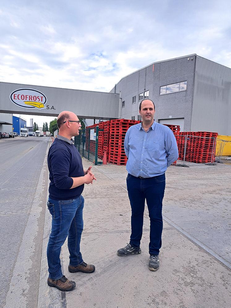 Olivier Maes et Matthieu Lenglet devant l’usine Ecofrost de Péruwelz, laquelle fait actuellement l’objet  d’un agrandissement. 