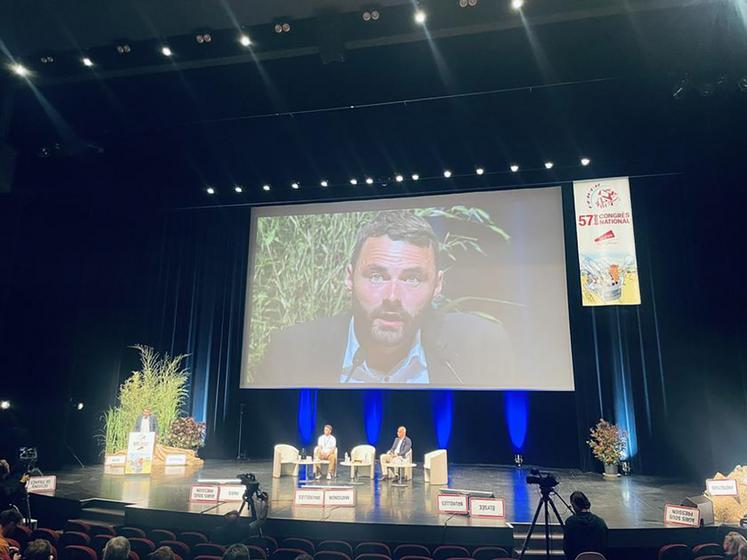 Pierrick Horel, éleveur bio, succède à Arnaud Gaillot à la tête du syndicat Jeunes agriculteurs.