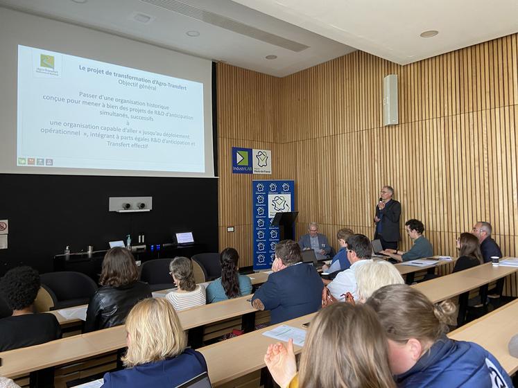 Jean-Pascal Hoquin (au micro) au côté de Pascal lequeux (en fond), présente l’adaptation des orientations d’Agro-Transfert.