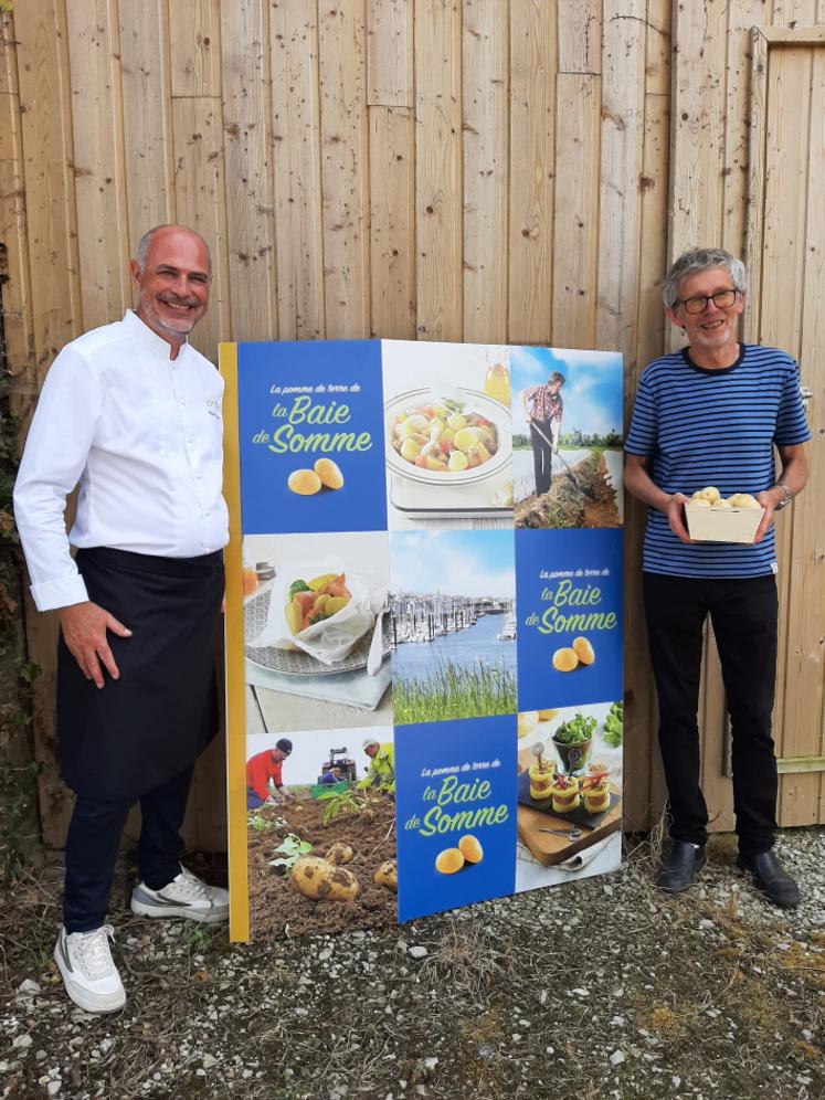 Le chef cuisinier Patrick Lefebvre et le producteur Henri Poupart le 11 juillet, pour le lancement de la saison 2024 de l’Osiris primeur de la Baie de Somme. 