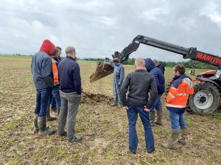 Interprétation d’un mini-profil 3D lors de la réunion sur le secteur de Candas.