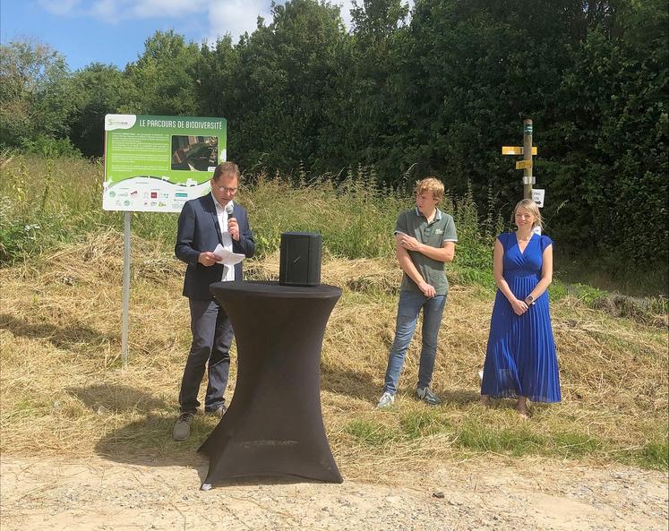 Symbiose Somme a inauguré un parcours découverte de la biodiversité  sur 2,5 kilomètres à Cottenchy. 