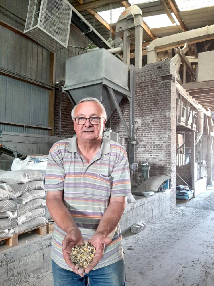 Grainetier, éleveur de volailles, fabricant d’aliments pour basse-cour et chevaux, distributeur de petit matériel pour l’élevage… Francis Mourier est multi-casquettes. 