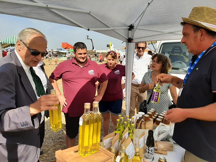 Le préfet de la Somme a passé une bonne partie de la journée accompagné des JA et de leurs partenaires sur le site de Plaine en fête, à l’écoute. 