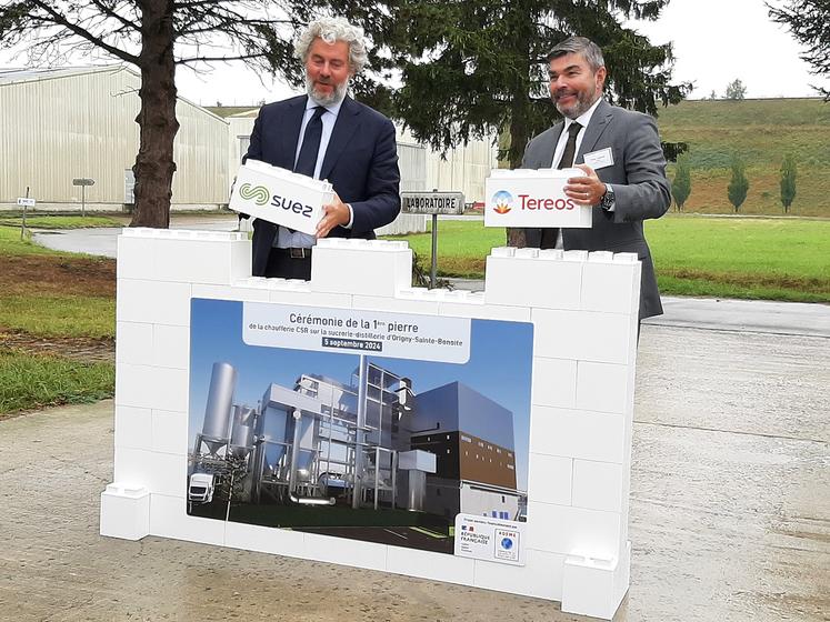 Yves Rannou (Suez) et Olivier Leducq (Tereos) posant la première pierre d’une future chaufferie alimentée par des combustibles solides de récupération (CSR) à Neuvillette, à deux pas seulement de la distillerie-sucrerie d’Origny-Sainte-Benoîte.