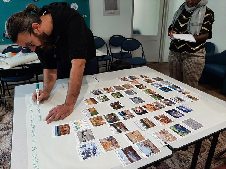 «Grâce à la Fresque du sol, on apporte une compréhension du sol, au moins  dans les grandes lignes», conseille Jean-Baptiste Basilien, pédologue.  