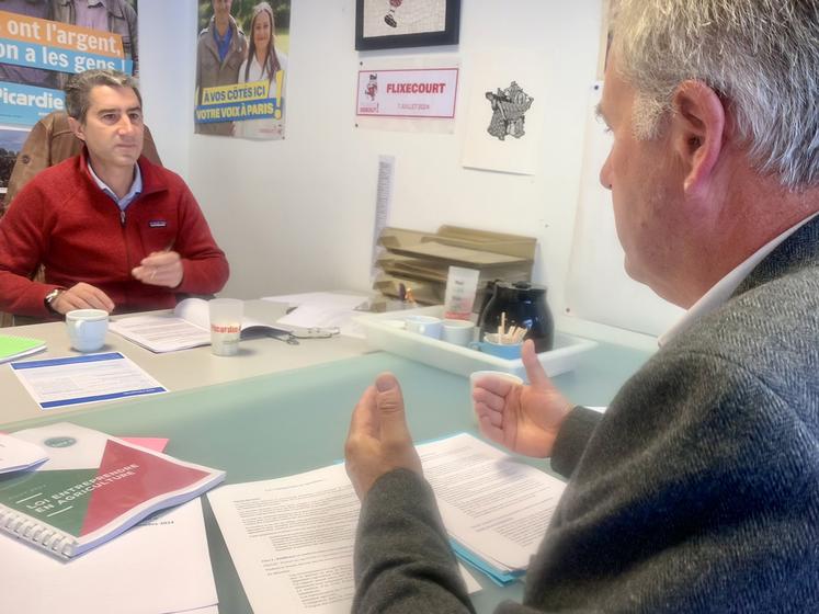 Les représentants de la FDSEA et des JA de la Somme se mobilisent pour défendre leur proposition de loi. Ici, à la permanence du député François Ruffin.