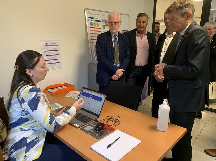 Pauline Bimbart, agent France services de Poix, confie aux élus venus à l’inauguration «faire le maximum pour aider les personnes». 