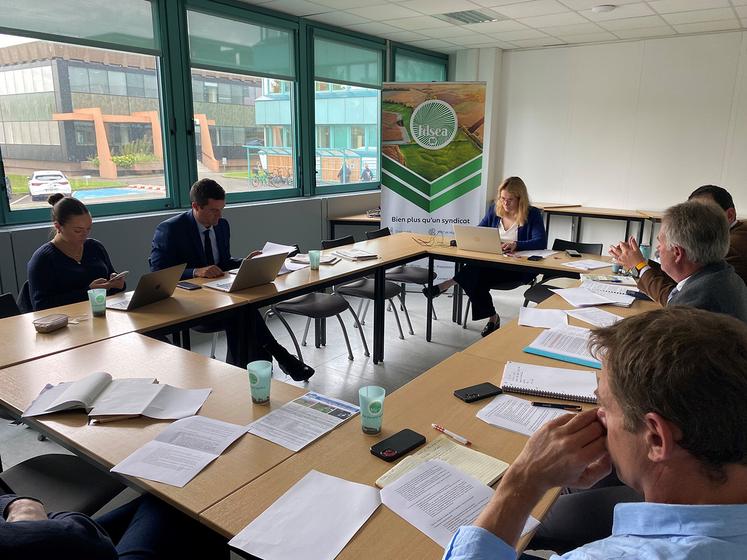 Les représentants de la FDSEA et des JA de la Somme à la rencontre de Matthias Renault pour exposer leur proposition de loi. 