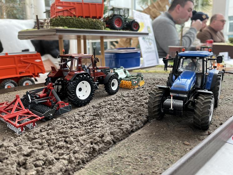 Des dioramas mettent en scène les chantiers agricoles miniatures avec le plus de réalisme possible.