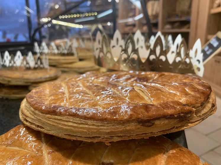 À la boulangerie Watteau, la galette se déguste à la frangipane, à la pomme et à la noisette, la préférée des pâtissiers. 