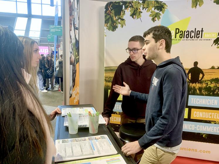 «Nos filières sont pourvoyeuses d’emploi», assurent les représentants des filières agricoles, agroalimentaires et environnementales. Ici Jules et Tanguy présentent leur BTS Gemeau qu’ils effectuent au Paraclet. 