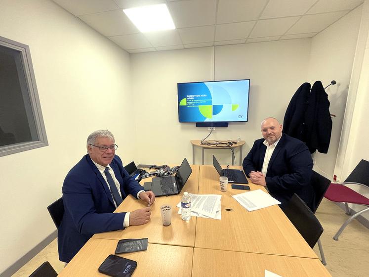 Hervé Vandierendonck et Jean-Baptiste Daire de la Caisse régionale Crédit agricole Brie Picardie présentent la déclinaison concrète des mesures bancaires annoncées par la ministre Annie Génevard.