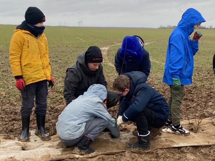 Jean Harent a accueilli le 24 janvier dernier 60 élèves d’une école primaire d’Amiens (CM2) pour la plantation de haies avec l’aide de l’association Des enfants et des arbres. 