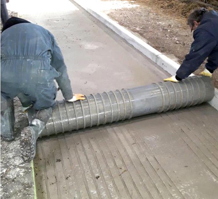 Le rouleau à boucharder «maison» permet de sécuriser les bétons au sol  dans un bâtiment d’élevage. 