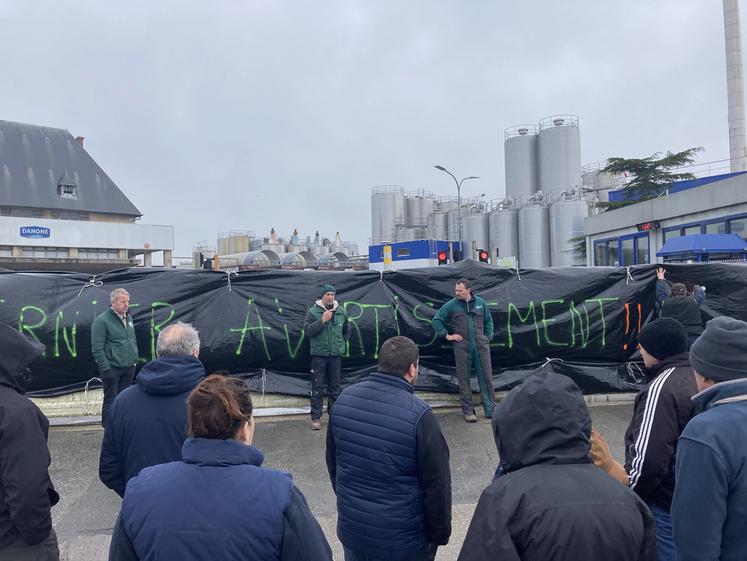 Dernier avertissement des producteurs devant l'usine Danone de Ferrières-en-Bray. 